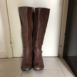 Leather riding boots. 👢